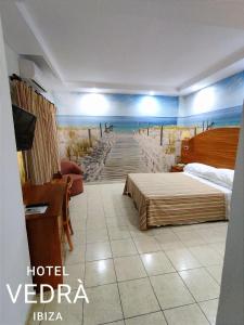 ein Hotelzimmer mit einem Bett und einem Gemälde eines Strandes in der Unterkunft Hotel Vedra in Sant Antoni de Portmany