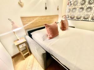 ein kleines Schlafzimmer mit einem Bett und einer Lampe in der Unterkunft Palazzina C in Genua