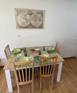 tavolo da pranzo con 4 sedie, tavolo e sedie a sdraio di JARDINS DE RAMEL – APPT 2106*** - CURE/SKI WIFI a Luchon