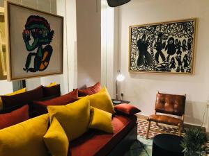 - un salon avec un canapé rouge et des oreillers jaunes dans l'établissement Riad-Shakho-Marrakech, à Marrakech