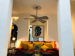- un salon avec un canapé et un ventilateur de plafond dans l'établissement Riad-Shakho-Marrakech, à Marrakech