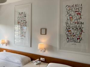 une chambre d'hôtel avec un lit et une photo sur le mur dans l'établissement Hotel Ghironi, à La Spezia