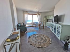 salon z kuchnią i jadalnią w obiekcie Sundinia Home, Vista sul Mare w mieście Porto Torres