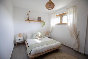 sypialnia z łóżkiem i oknem w obiekcie Sundinia Home, Vista sul Mare w mieście Porto Torres