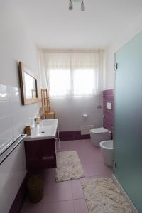 łazienka z umywalką i toaletą w obiekcie Sundinia Home, Vista sul Mare w mieście Porto Torres +9 zdjęć