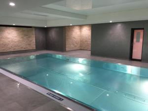 eine Tischtennisplatte in einer Turnhalle mit in der Unterkunft Apartment Eisenhauer in Schluchsee in Schluchsee