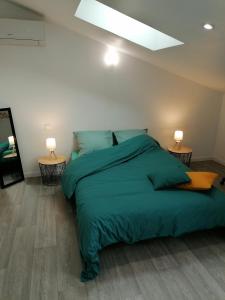 Säng eller sängar i ett rum på L'appartement du Jardin Perdoux