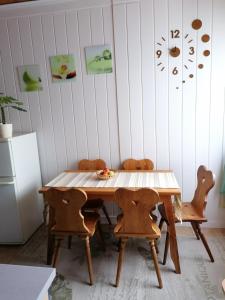 uma sala de jantar com uma mesa de madeira e cadeiras em Schöne Wohnung im Herzen von Burgstädt em Burgstaedt