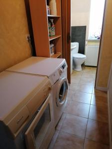 uma lavandaria com máquina de lavar e secar roupa em Schöne Wohnung im Herzen von Burgstädt em Burgstaedt