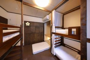 Una cama o camas en una habitación de Sendai Guest House UMEBACHI