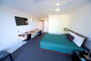 una camera d'albergo con letto e scrivania di Brunswick River Inn a Brunswick Heads