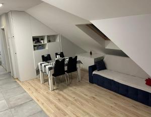 Un comedor con una mesa y sillas y un sofá. en Klimatyzowany Apartament Paris, en Kielce