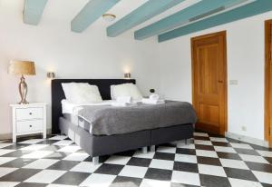 um quarto com uma cama e um piso em xadrez em Modern Canal House Loft - City Center em Amsterdã