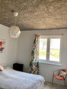 1 dormitorio con cama y ventana en Apartament z Jaskółką parter, en Smołdzino