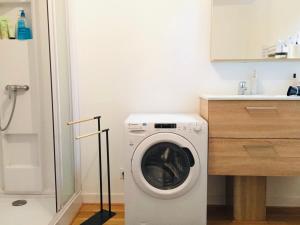 eine weiße Waschmaschine in einer Küche mit einer Theke in der Unterkunft Chaleureux et spacieux appartement de centre-ville - Lit King Size - NETFLIX in Cherbourg en Cotentin