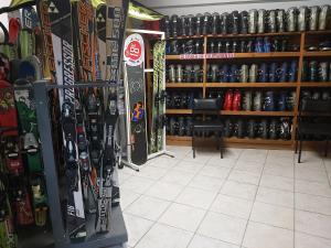 Ein Laden mit ein paar Skiern in einem Raum. in der Unterkunft Casas do Castelo in Aldeia da Serra