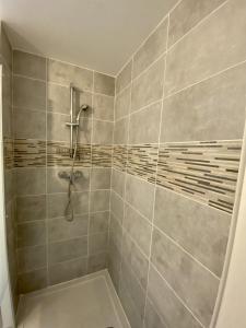 Koupelna v ubytování NOUVEAU - Jungle Montpeul - Clim - Wifi fibre - Netflix - 5' du centre et gare - Parking - Loggia - 15' des plages + 28 fotografií