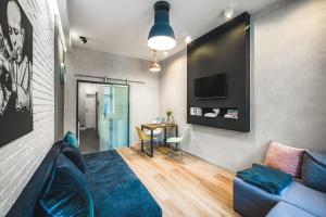 Televízia a/alebo spoločenská miestnosť v ubytovaní Apartament Przy Żurawiu