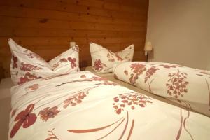 A bed or beds in a room at Panorama Wohnung Rungelin Bludenz