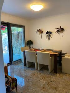 - un salon avec une table et des crabes sur le mur dans l'établissement Apartman Pirol - Pure Enjoyment & Relaxation, à Poreč
