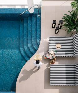 una vista aérea de una piscina con bancos y una mesa en The Raintree, St. Mary’s Road, en Chennai