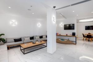 Uma TV ou centro de entretenimento em Makis Place