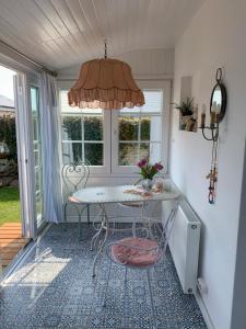 uma sala de jantar com uma mesa e uma janela em Kleines, feines Domizil - 500m von der Strandpromenade em Dahme
