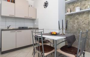 una cucina con tavolo, sedie e bancone di 1 Bedroom Stunning Apartment In Jesenice a Jesenice