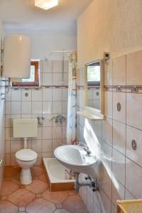 y baño con lavabo y aseo. en SEA VIEW apartments en Klenovica