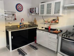Lindo Loft completo perto de cachoeira的厨房或小厨房