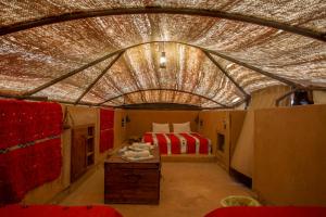 een slaapkamer met een bed in een tent bij Terres d'Amanar in Tahannout