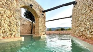 una piscina de agua dentro de una pared de piedra en Hotel Village Balatura - exclusive VEGGIE, en Tribalj