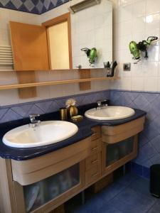 ein Badezimmer mit 2 Waschbecken und einem Spiegel in der Unterkunft PARADISE GARDEN in Los Alcázares