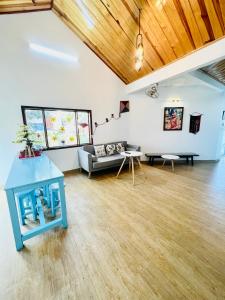 uma sala de estar com um sofá e uma mesa em Nắng Real Home 82 em Kon Tum