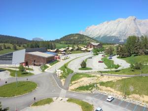 een straat in een stad met een berg op de achtergrond bij Haut Alpin Superdévoluy in Superdevoluy +4 foto's