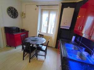 a kitchen with a table and a fish tank at GO TO LUX Logement Entier [Parking Gratuit] in Algrange