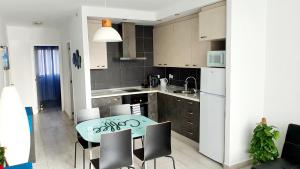 Kuchyň nebo kuchyňský kout v ubytování Ocean View Apartments