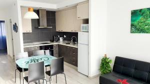 Kuchyň nebo kuchyňský kout v ubytování Ocean View Apartments