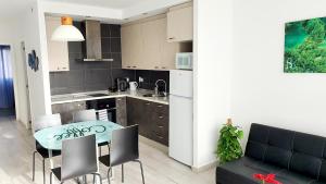 una cucina e una sala da pranzo con tavolo e sedie di Ocean View Apartments ad Adeje