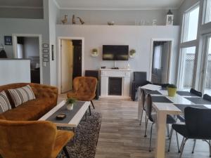 un soggiorno con un divano e un tavolo di Icelandic Cottages a Hraunmörk