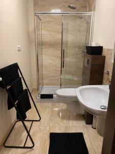 Apartament Żeglarski Vęgoria Deluxe z widokiem na Port tesisinde bir banyo