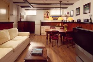 uma sala de estar com um sofá, uma mesa e uma cozinha em Realeneiland Bed & Breakfast em Amesterdão