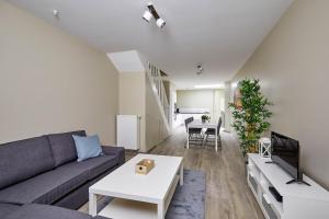 ein Wohnzimmer mit einem Sofa und einem Tisch in der Unterkunft Westraat 114 in Blankenberge