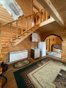 Cette chambre mansardée dispose d'un escalier et d'un réfrigérateur. dans l'établissement Вілла в Карпатах, à Vorokhta