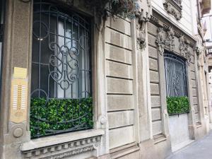 ein Fenster eines Gebäudes mit grünen Pflanzen in der Unterkunft Monem’s House portello in Mailand
