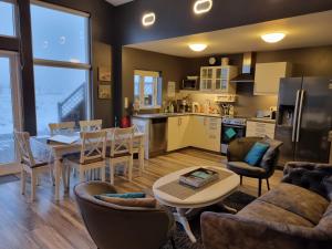 una cucina e un soggiorno con tavolo e sedie di Icelandic Cottages a Hraunmörk