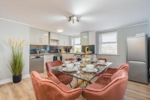 - une cuisine avec une table à manger et des chaises dans l'établissement Charming Apartment In Andover Town Centre 55'' 4K Smart TV Netflix, à Andover