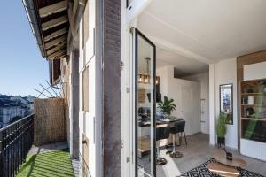 Cet appartement dispose d'un balcon avec un bureau et un miroir. dans l'établissement Le Balcon Annécien 4 - rooftop view for 2-4 people, à Annecy