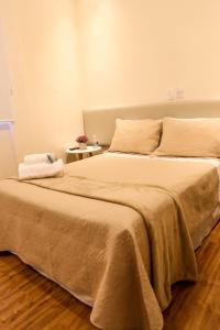dwa łóżka siedzące obok siebie w sypialni w obiekcie Novo Hotel Iguaçu w mieście Pôrto União