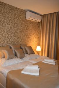 Posteľ alebo postele v izbe v ubytovaní Royal Adela Luxury Apartment, Podhájska 992